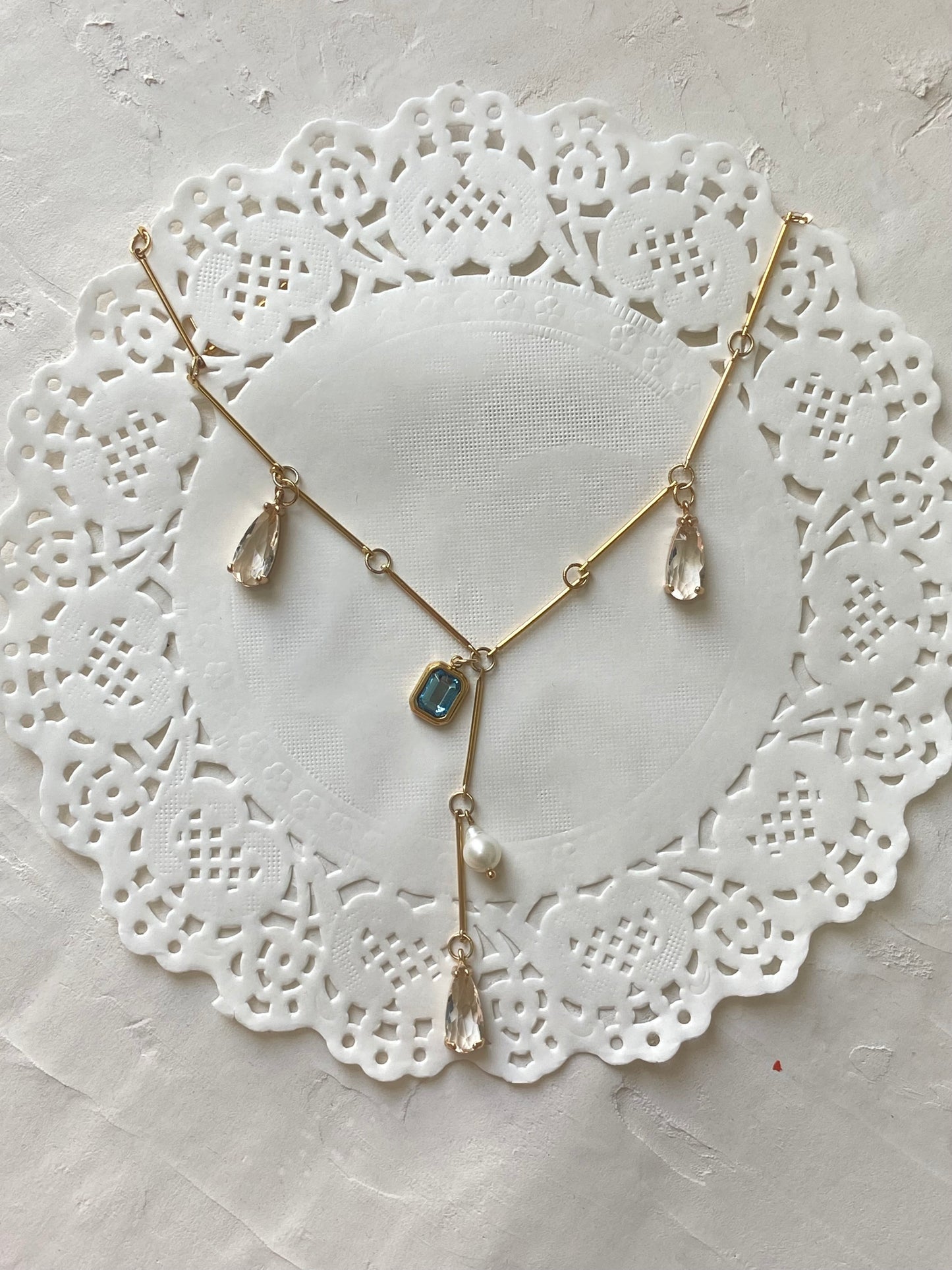 Blue pendant connector necklace